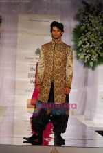 Model walks the ramp for Manish Malhotra at Aamby Valley India Bridal Week day 5 on 2nd Nov 2010 (152).JPG